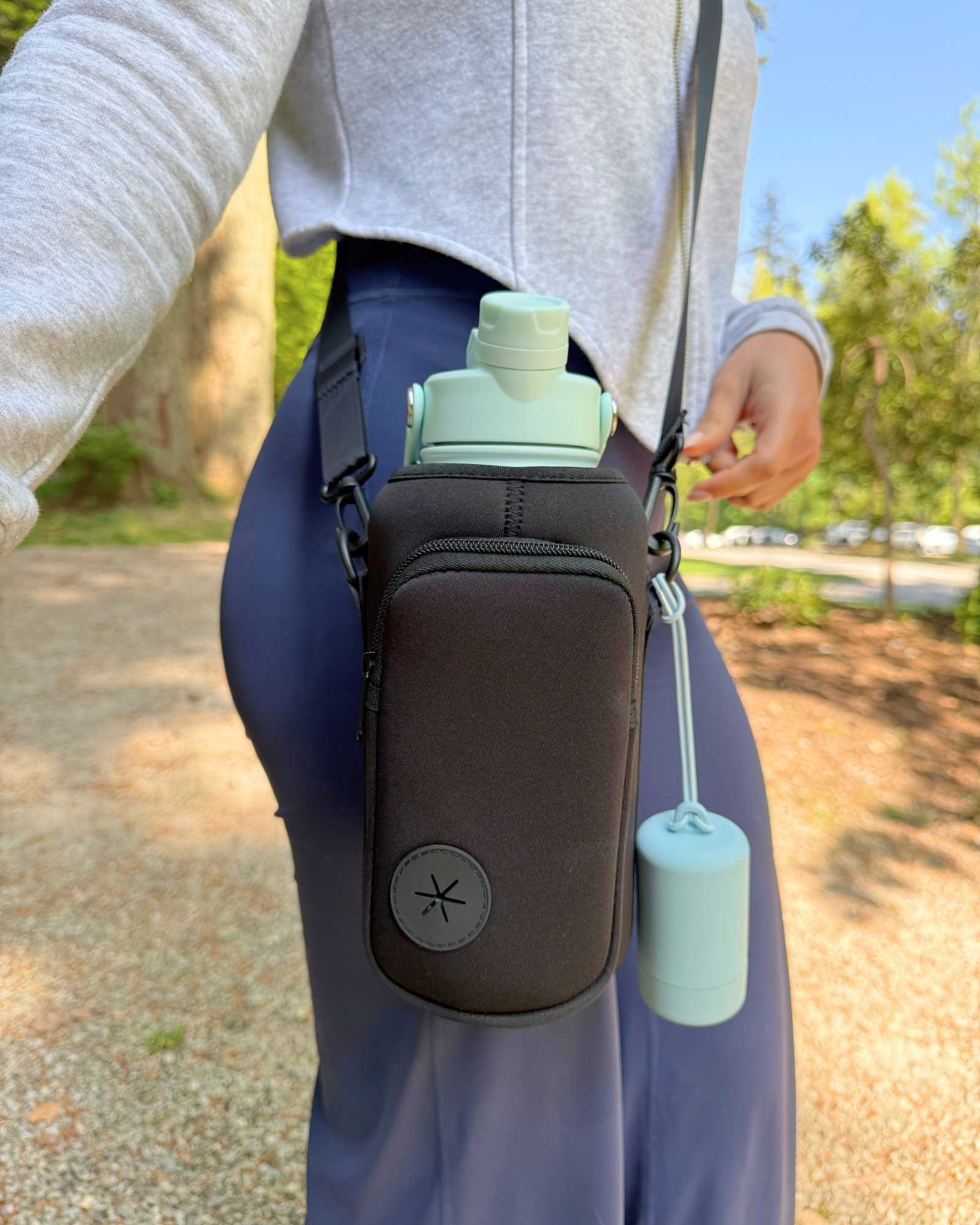 RoamWell 32 Insulated water bottle in the carrying sling close up